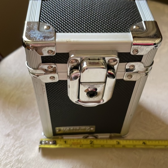 Vaultz reinforced locking camera case, beach Crossbody, travel case, used once - Picture 9 of 10